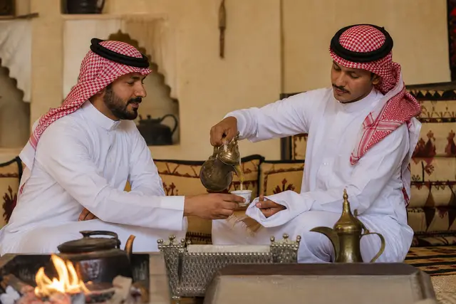 معنى قهوجي: من إعداد القهوة إلى فن الضيافة السعودية